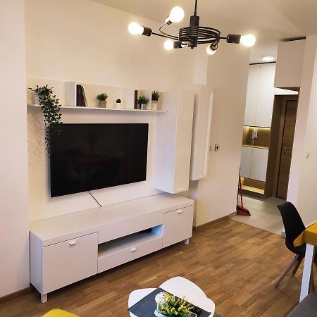 Center Firefly Gardens Apartment Novi Sad Bagian luar foto