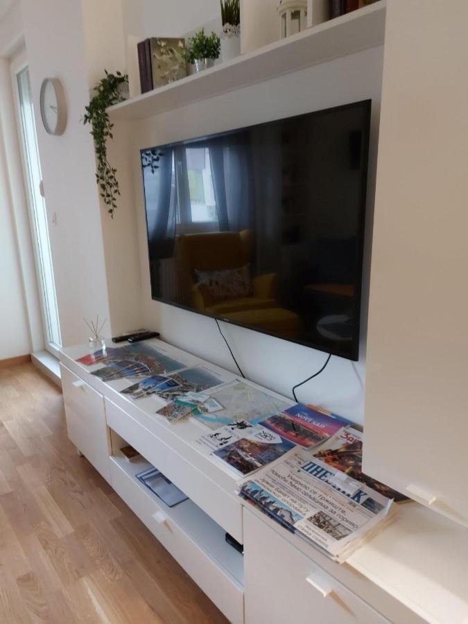 Center Firefly Gardens Apartment Novi Sad Bagian luar foto