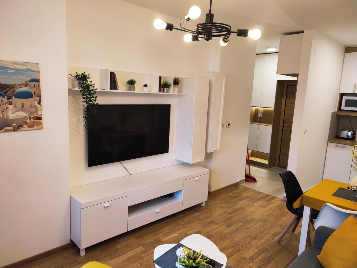 Center Firefly Gardens Apartment Novi Sad Bagian luar foto