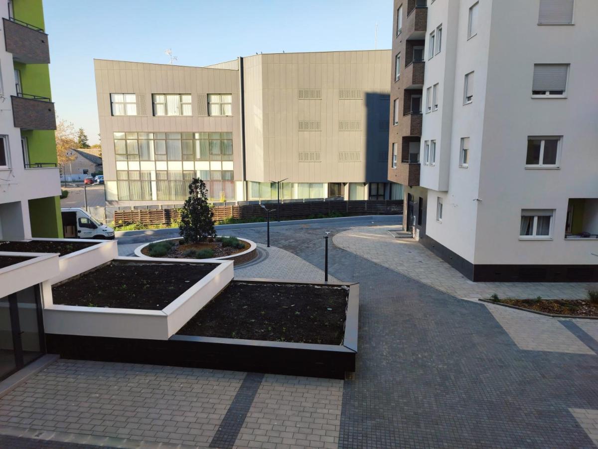 Center Firefly Gardens Apartment Novi Sad Bagian luar foto