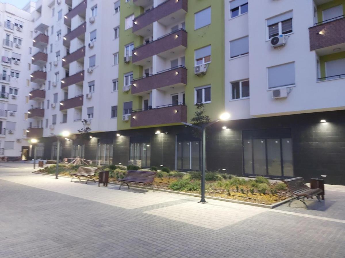 Center Firefly Gardens Apartment Novi Sad Bagian luar foto