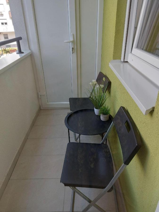 Center Firefly Gardens Apartment Novi Sad Bagian luar foto